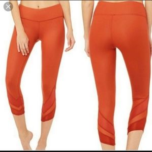 ALO Yoga Edge Capri in Sunbaked